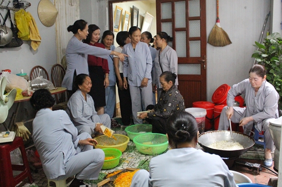 Các thành viên Tổ "Nồi cháo nhân đạo" nấu cháo phục vụ bệnh nhân và người nhà bệnh nhân nghèo.